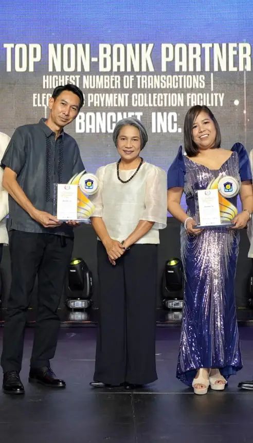 bancnet product manager alvin sore and head of client services jenny cariño accepting the award as pag-ibig awards bancnet as top collection partner